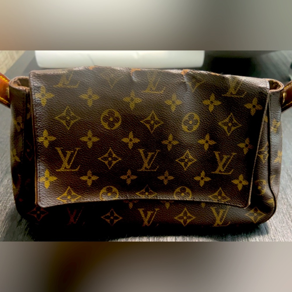 Authentic LOUIS VUITTON
Monogram Mini Looping (As Is)